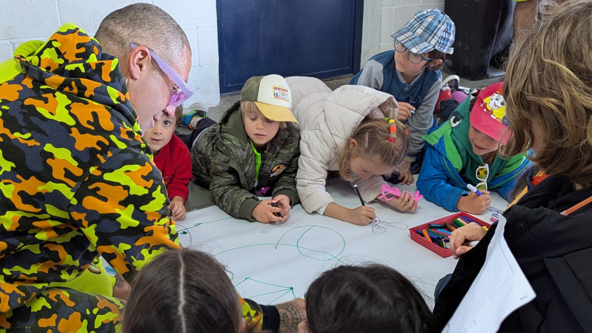 Okuda pinta con los niños del cole